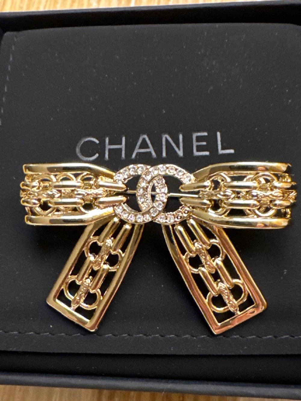 New Super Rare Classic Chanel CC Logo Crystal Embellished Gold Bow Brooch - Picture 1 of 3